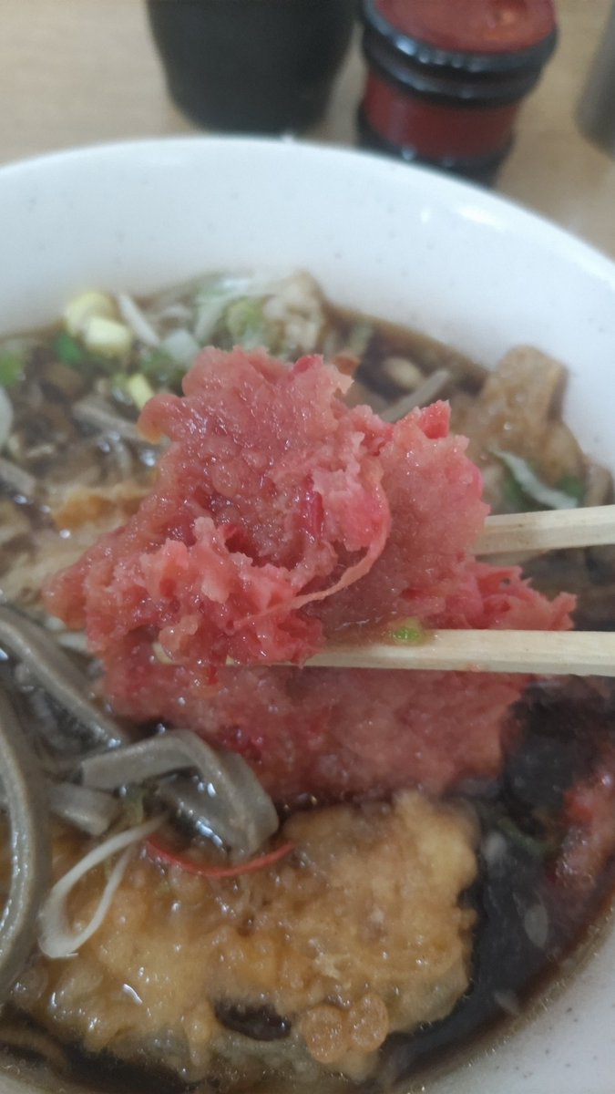 FLSTC278's tweet photo. 人気の立喰いそば屋

田舎そばに牛蒡・紅生姜・かぼちゃ天をトッピング@一由そば

#一由そば #立喰い #田舎そば #ゲソ天そば #西日暮里 #日暮里駅 #六文そば #24時間営業 https://t.co/RDQy6iitMP