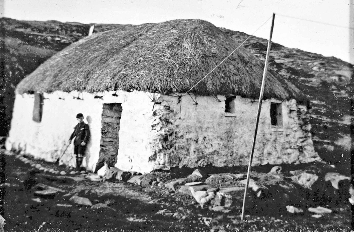 HighlandHistory's tweet photo. Taigh-tughaidh, An Ros Muileach, c1930an
/
Thatched house, Ross of #Mull, c1930s

[source: Highland Collection, @edcentrallib] https://t.co/Z23JZ6cRDl