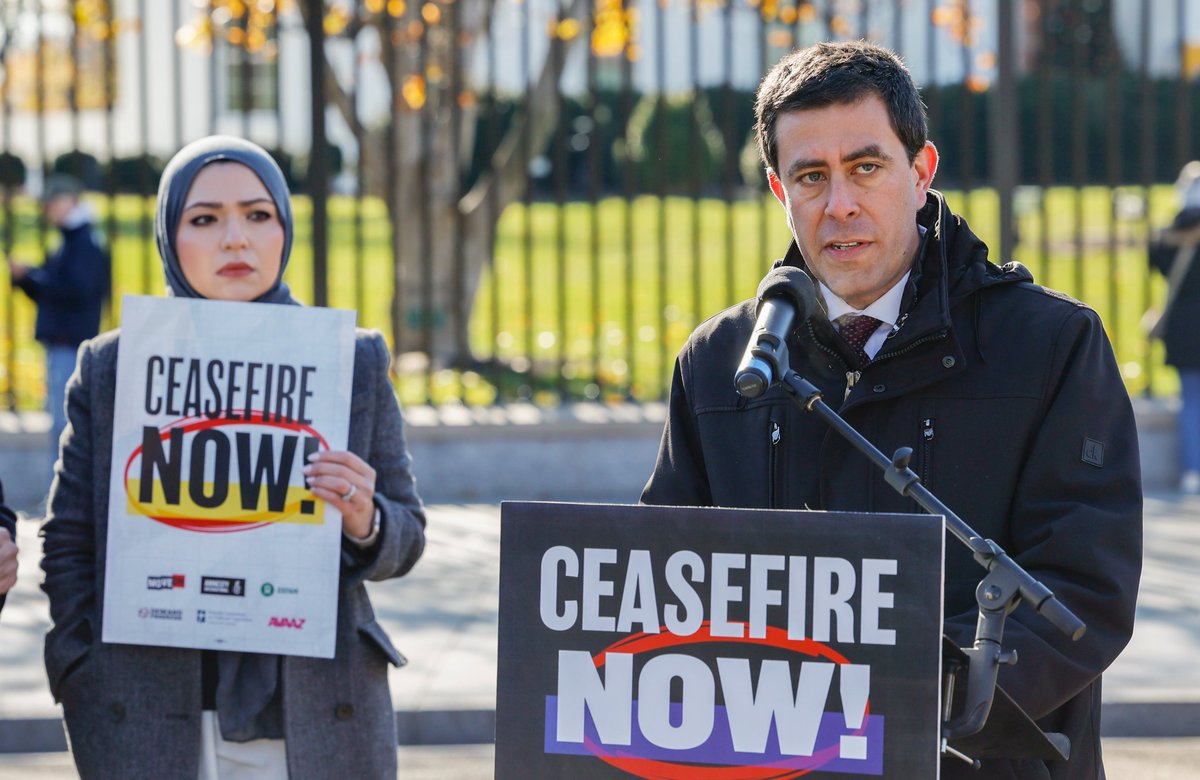 OxfamAmerica's tweet photo. Today we stood in front of the White House with nearly 1 million petition signatures to tell @POTUS: Ceasefire Now.

With @amnestyusa, @Avaaz, @demandprogress, @FCNL, &amp; @MoveOn we demand an end to the siege of Gaza, full humanitarian access, &amp; the safe return of hostages. https://t.co/9ekzEGKPuV