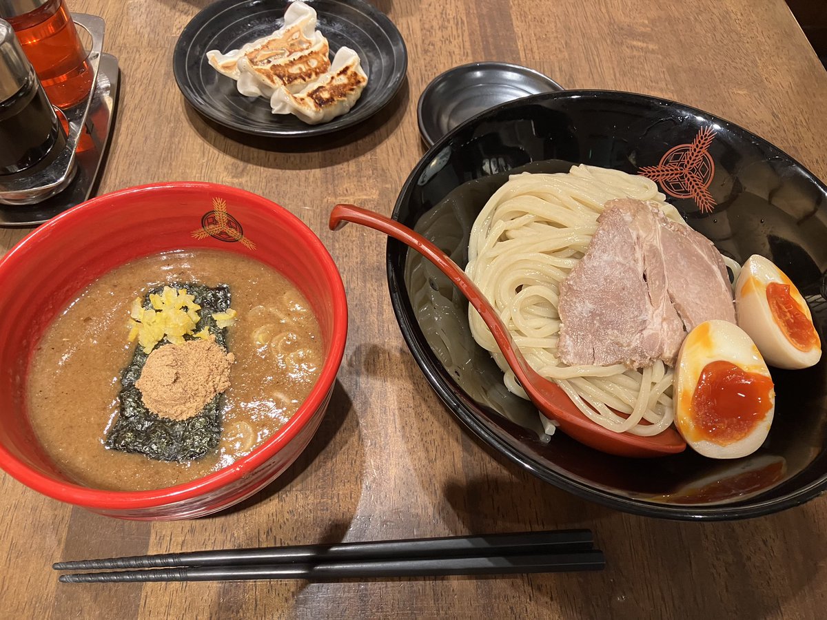 CHIPAN48200845's tweet photo. ＃三田製麺所　　

何処の店舗も賑わっているようで、
数年ぶりに食べた。

食事の楽しさは
味、空間の心地よさ、接客、ライブ感、
豊富なメニュー等等色々あるが味の部分が最優先であって欲しい。

批判覚悟で書くと、少し残念な麺と個人的には感じる。

メニューも昔のデパートの屋上のようで複雑。 https://t.co/BW3mWqo5Ij