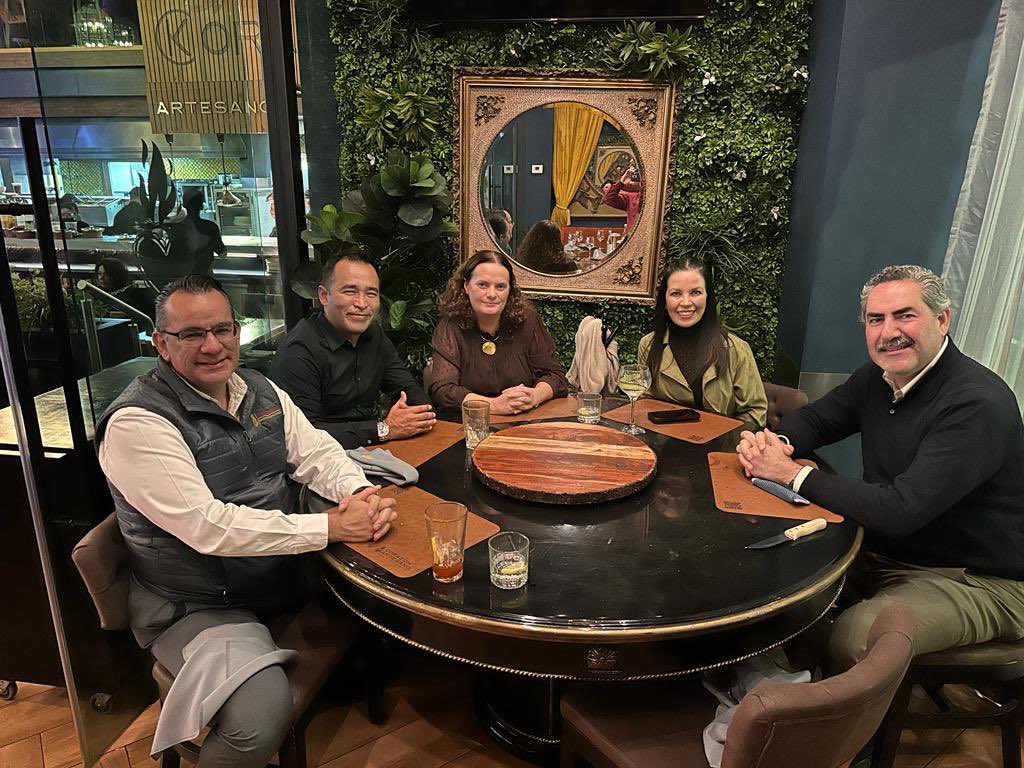 Gracias a Rudy Andrade, subsecretario de <a href="/SecEconomiabc/">Secretaría de Economía e Innovación</a> por una fascinante discusión durante la cena de anoche a pocos días después de su visita oficial a Dublín. Los vínculos económicos entre 🇮🇪 y Baja California tienen un enorme potencial de crecimiento.