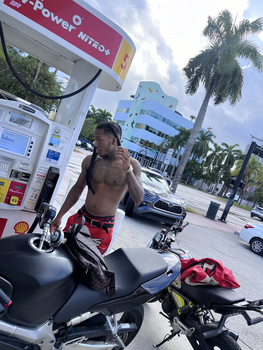 Hooligan_Tydo's tweet photo. I’m so deep in my bag like a grandma lookin for a peppermint 
💰🤲🏾 https://t.co/Pbca4WoHab