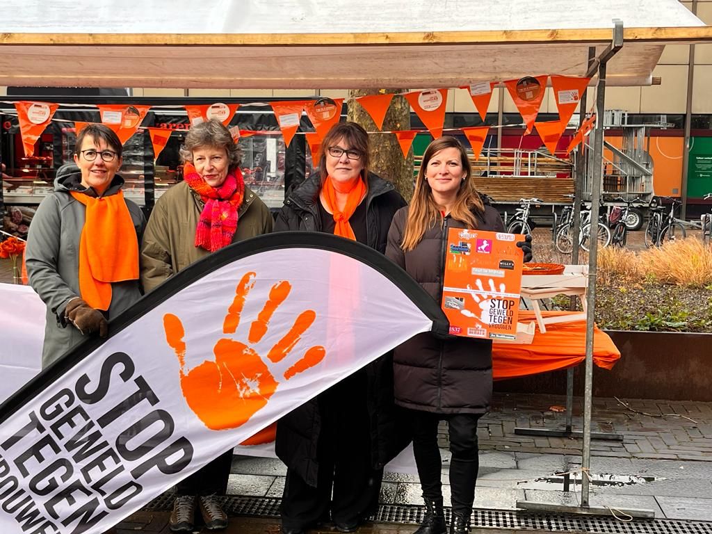 Woensdag 29 november stonden we samen met   <a href="/PijnackerNootdp/">Pijnacker-Nootdorp</a> op de warenmarkt om aandacht te vragen voor de #orangetheworldNL campagne om geweld tegen vrouwen en meiden te stoppen. En om #medestanders te werven voor het tekenen van de pledge op orangetheworld.nl/de-medestander… Teken ook!