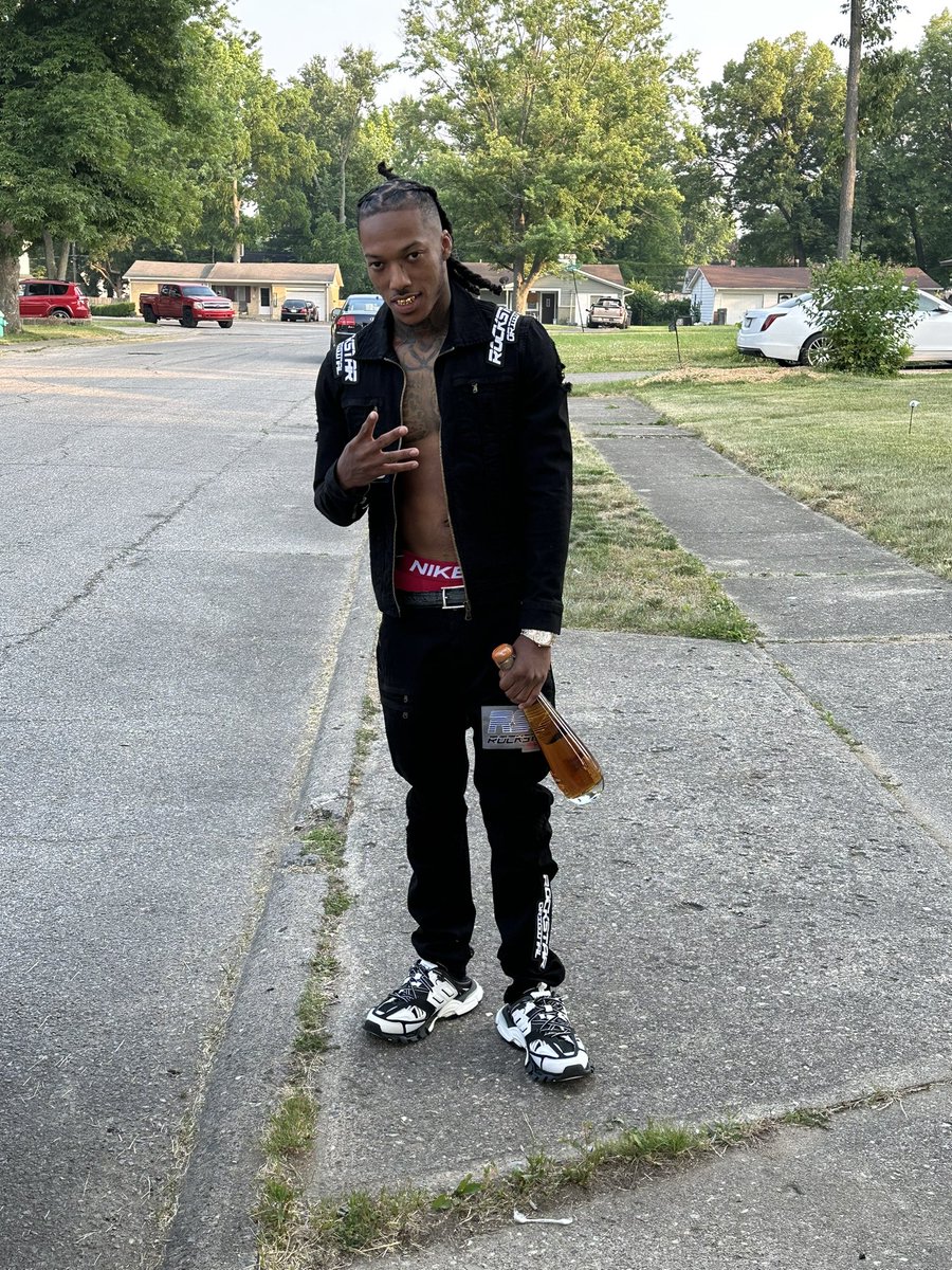 Hooligan_Tydo's tweet photo. Rich as fuck ! And I still get on my knees everyday and beg Allah to forgive me for my sins 🤲🏾 Righteous 🧎🏾 https://t.co/lxU0qzKOiY