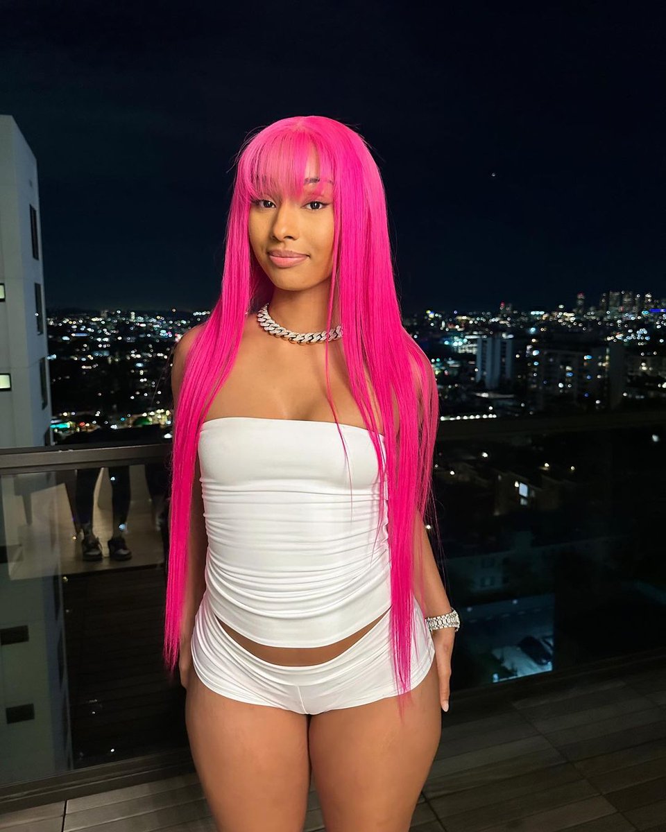 CraveHerGoods's tweet photo. Pretty and poppin’ in pink. https://t.co/9UeU7CTODD