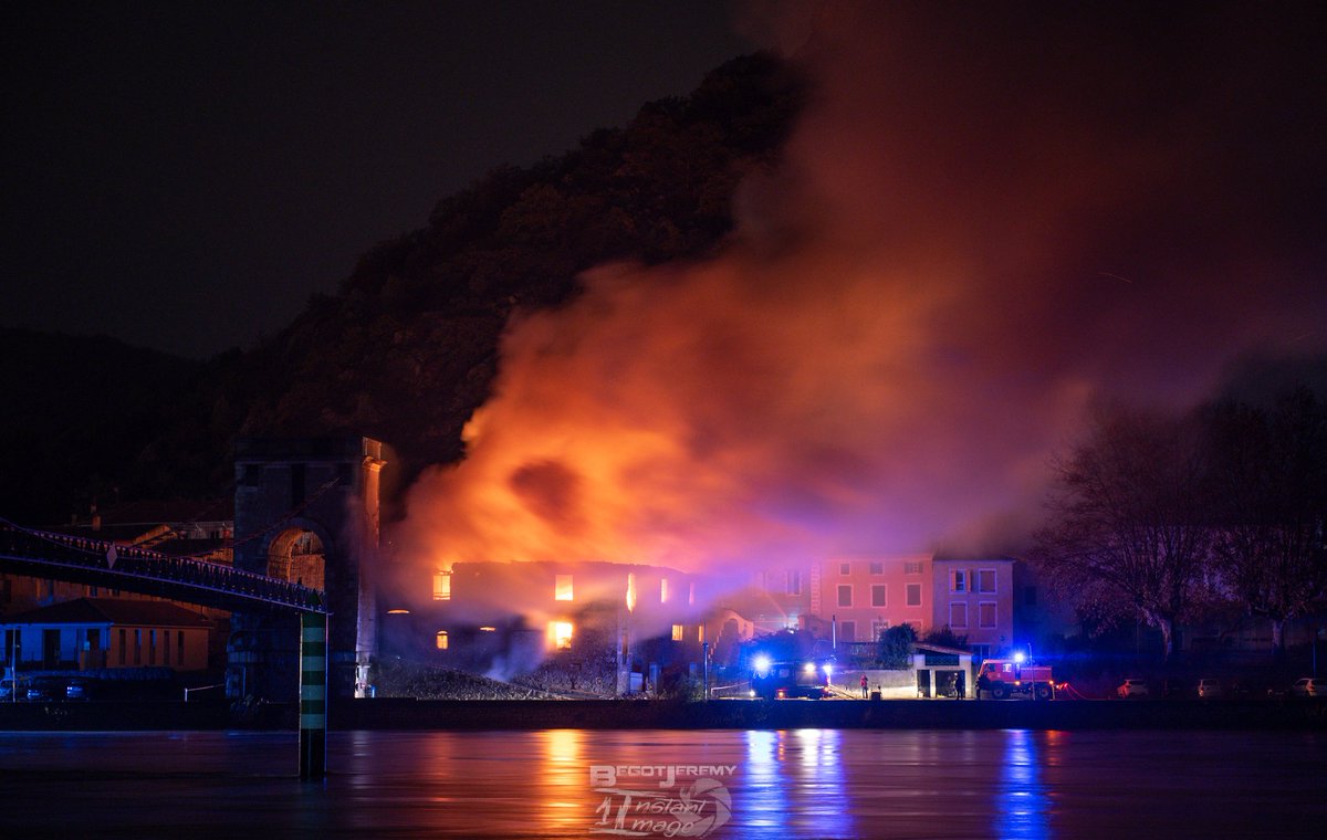 BegotJeremy's tweet photo. Terrible #incendie de l'entreprise de motoculture Bellevegue du côté d'#Andance ce soir où de nombreux pompiers du @SDISPompiers07 épaulé par leurs voisins @sdis26 luttent pour éviter toutes propagations aux habitations voisines.

Courages et force à eux. https://t.co/X3rTf84EzV