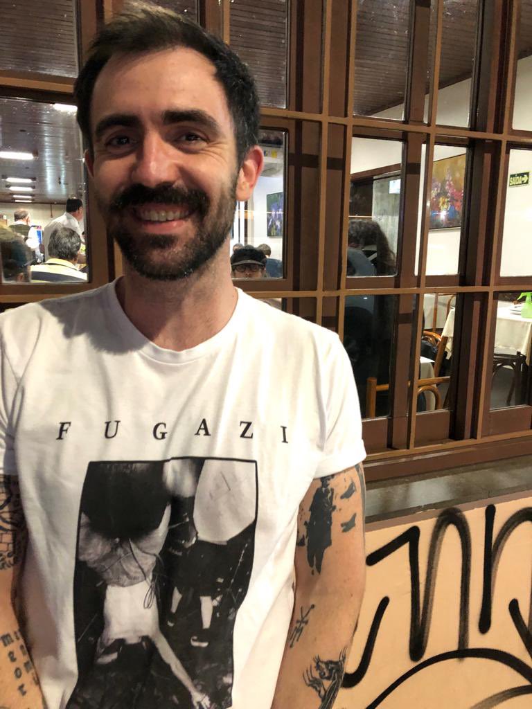 xphelipex's tweet image. e a gente que tava indo pro show do off e se deparou com o keith morris comendo um churrasco no giovanaz antes da apresentação da banda