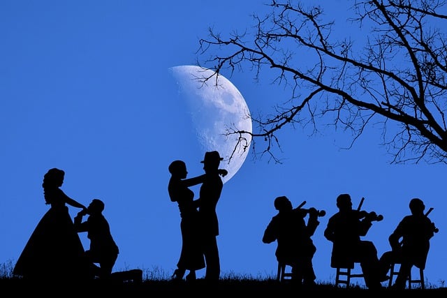 긴 시간을 버틴 것에는 부드러운 힘이 있고, 그 속에는 유연함이 있습니다. 이 작품이 다양한 편곡으로 계속 다시 태어나는 이유도 이렇지 않을까 생각합니다. 

- 피아니스트 김지희 음악 에세이 <G는 파랑>에서 파헬벨의 카논D 장조에 관한 글