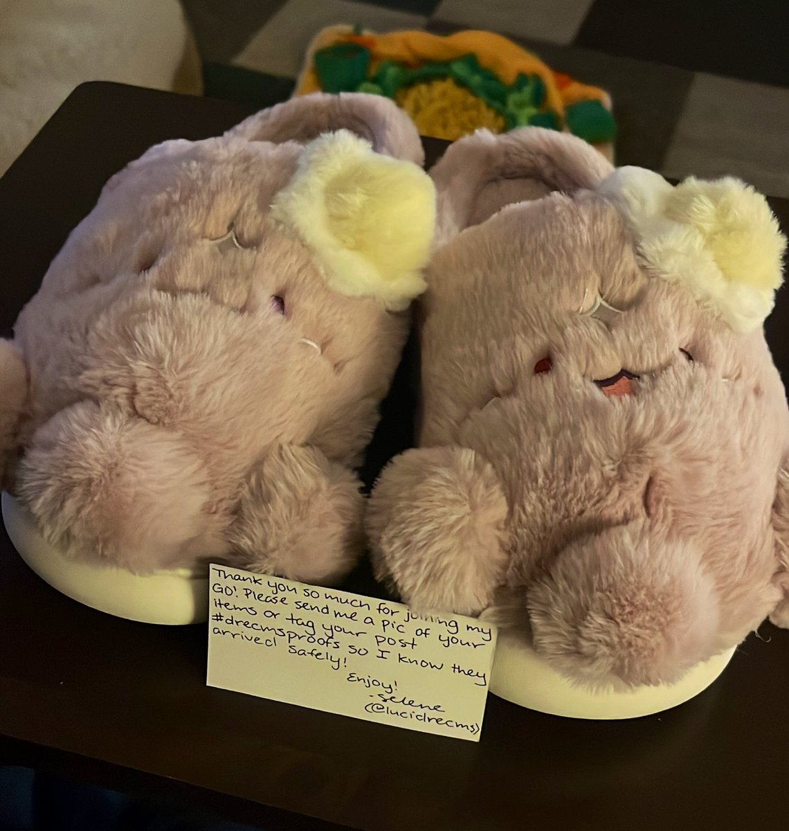 redmapleboi's tweet photo. The slippers came!! Thank you @LiuYumiao79817 for creating these beautiful slippers and thank you @/lucidrecms for hosting the group order! #drecmsproofs https://t.co/34Rc2oHkzP