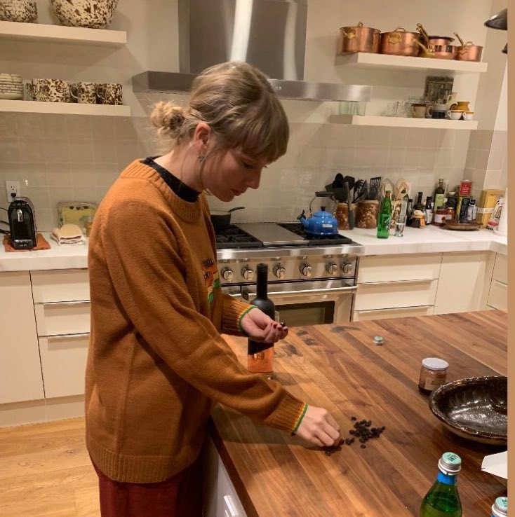 TSwiftLA's tweet photo. 📸| @jackantonoff shares a picture of Taylor to celebrate the release of “You’re Losing Me” 

"you're losing me is out today. a very special track from the midnights sessions that's finally steaming! written and recorded at home on 12/5/21 right after taylor ate these raisins" https://t.co/u0Xj8FnsnT