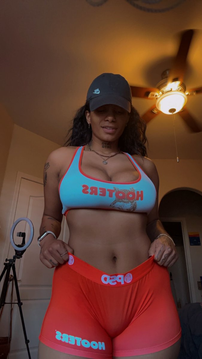 Lauren24Hamm's tweet photo. 🍗🤤Happy Wing Wednesday Boys!! Hooters content dropping on my Onlyfans tonight! Check it out!🤤🍗

https://t.co/uQWJaSaQMH https://t.co/YKaHfhgj35