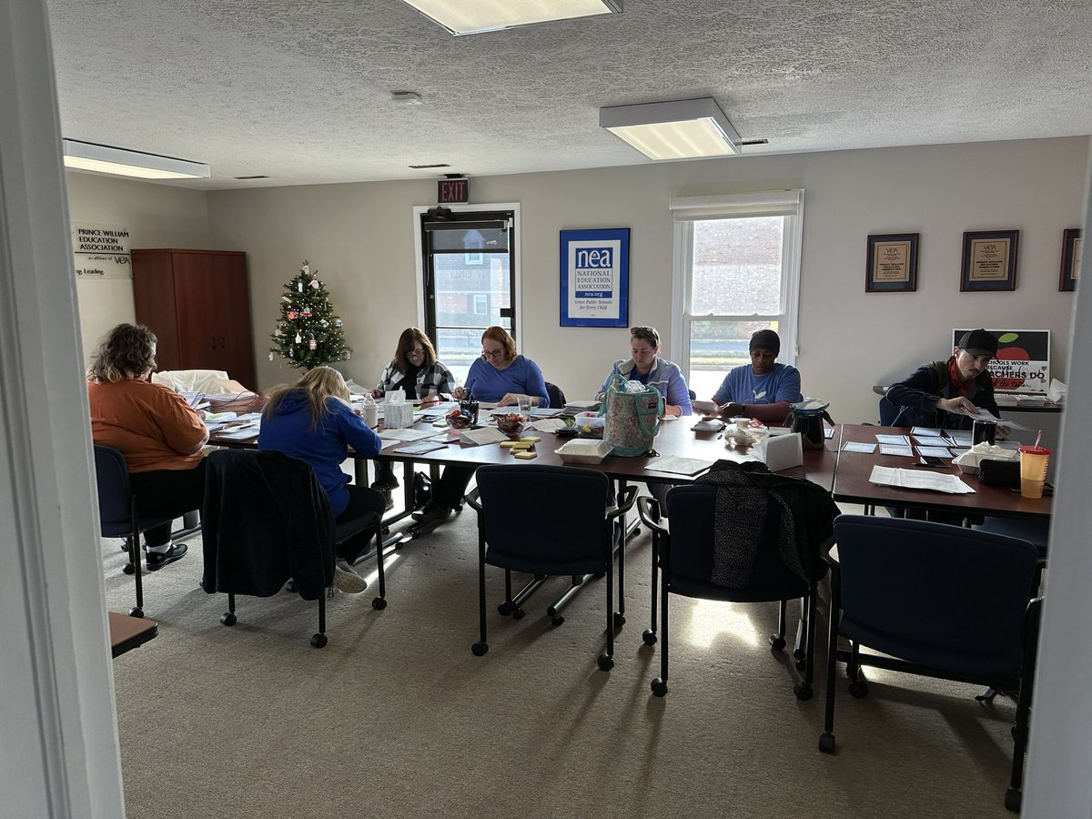 HansfordMaggie's tweet image. 🧵 With 2 days remaining to bargain for a fair contract for over 11,000 PWCS educators I could not be more proud of our team and how far we have come. 
From collecting over 5,000 signatures in 3 months… #ASeatAtTheTable