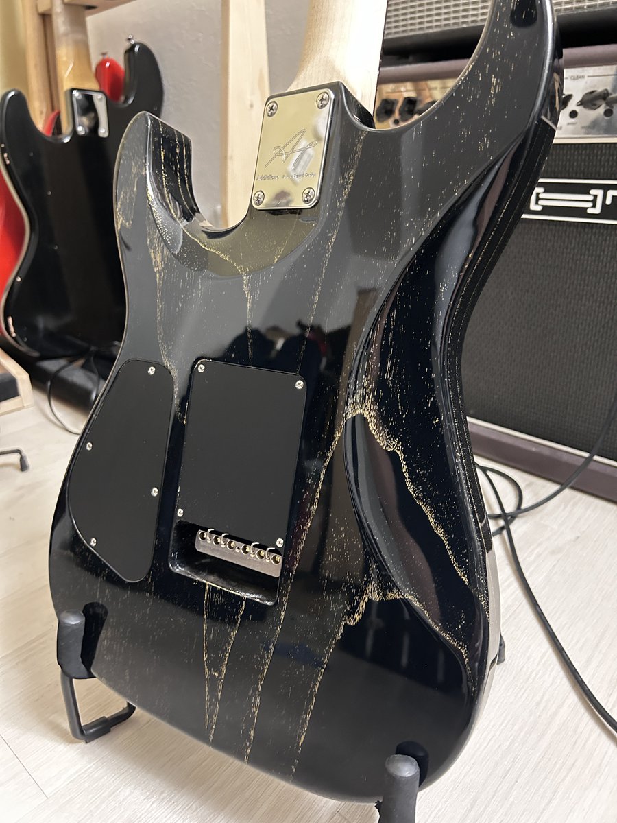 昨日完成したばかりの
アッシュボディのARENA
柾目メイプルネック/ローズ指板
という組み合わせ。

ショップオーダーで製作した1本です。

Black w/ Gold Doghair
というカラーも素敵ですね✨

抜群のレスポンスとサウンド。
こちらはギタープラネットさんへ納品させていただきした！