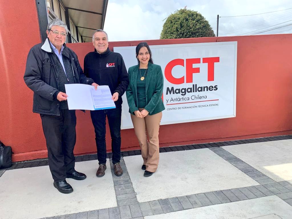 ¡Apostamos a la educación de calidad! Rector (s) <a href="/cftdemagallanes/">CFT Estatal de Magallanes y Antártica Chilena</a> José Miguel Campos recibió de manos del Seremi Sergio Reyes la concesión para ampliar influencia en #Patagonia y el pais. <a href="/MinisterioBBNN/">Bienes Nacionales</a> <a href="/DPRMagallanes/">Delegación Presidencial Regional de Magallanes</a> <a href="/MuniPorvenir/">Muni Porvenir</a> <a href="/DPPTdelFuego/">Delegación Presidencial Provincial T. del Fuego</a> <a href="/GabrielBoric/">Gabriel Boric Font</a> <a href="/gore_magallanes/">Gore Magallanes Oficial</a>