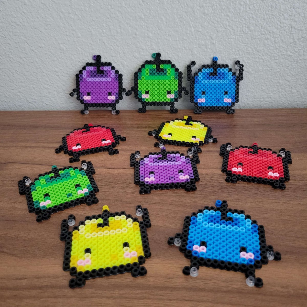 YuukosWorkshop's tweet photo. These adorable forest sprites are called Junimos from Stardew Valley and are just the perfect little decoration!
Get one from my shop!

#stardewvalley #junimo #videogame  #perlerbeads #perlerart #decoration #figure #collectible 

https://t.co/EGZ1VOKjev https://t.co/CK9ihTwQgU
