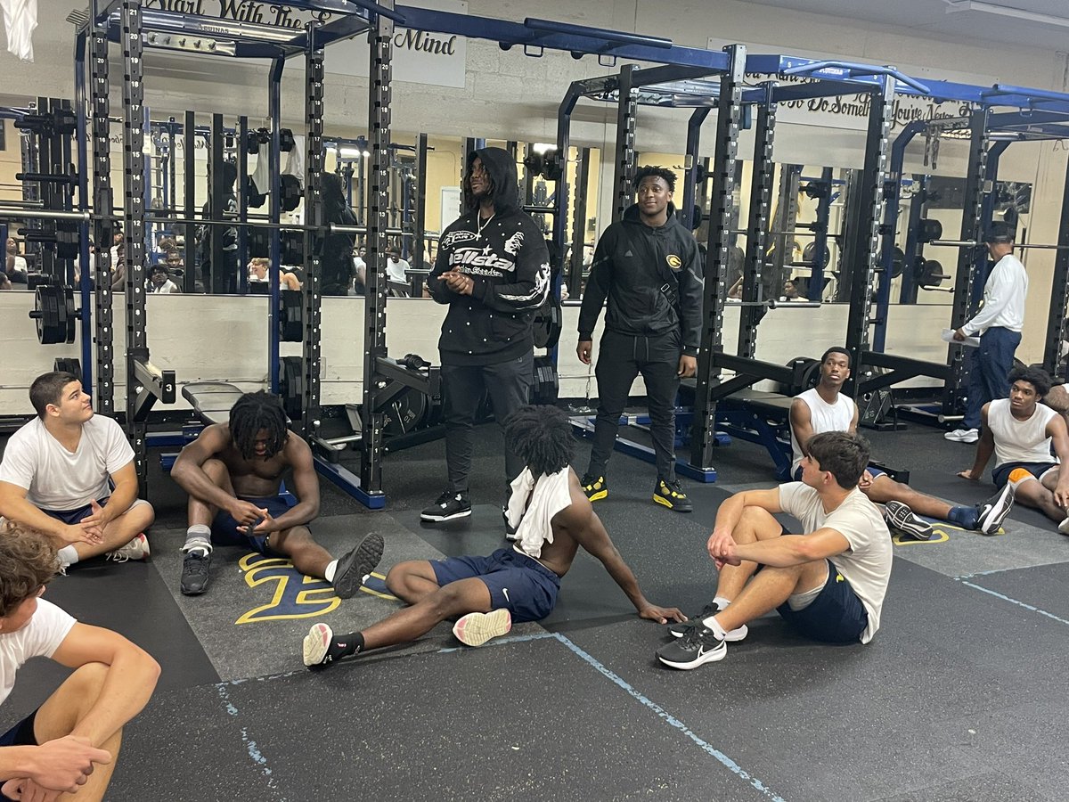 STA_Football's tweet photo. 🔹🔸STA ALUMNI🔸🔹
Thanks for taking time to speak to the team!
@tabiasmeline 
@Keyshawn_15 

#Brotherly_Love
#RuleTheWorld
#YouGoWeGo
@CoachHarriott https://t.co/vheMhJPJon