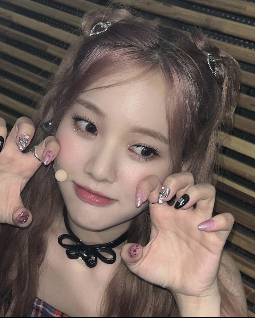 ’m a cute little tiger, rawr! ≽^•⩊•^≼