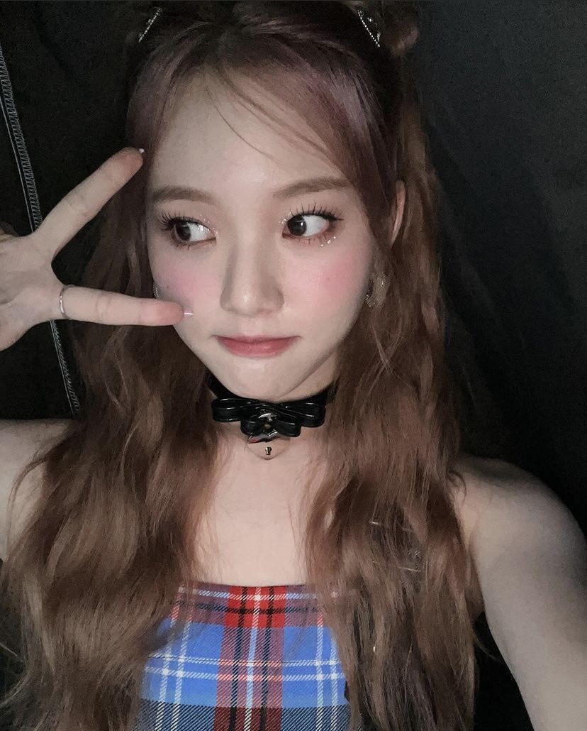 dropping these midnight vibes with a side of adorableness! embracing the darkness, but who needs daylight when you’ve got this much cute? v-sign game strong even in the shadows, because my adorable beauty doesn’t dim with lights down low.