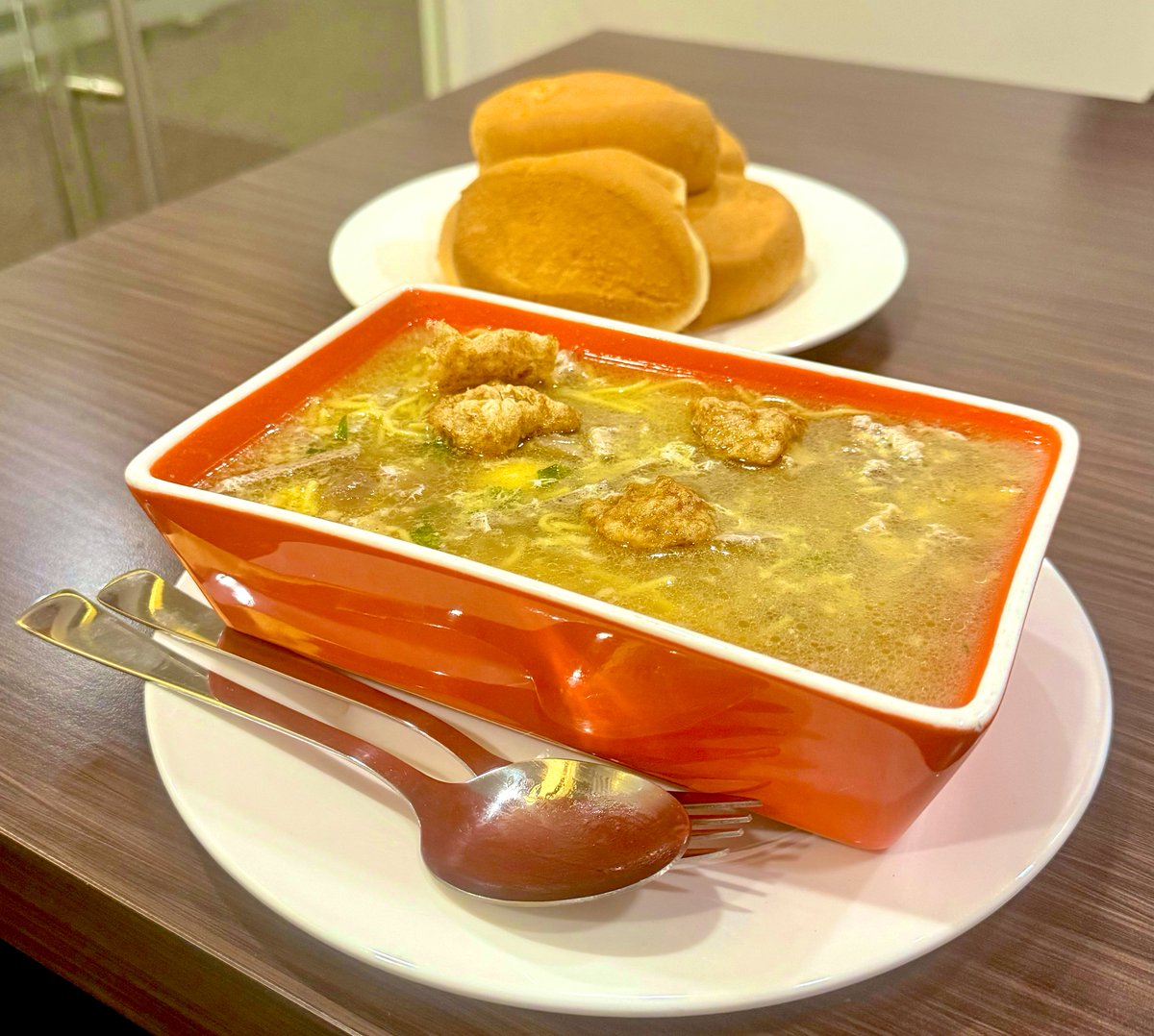 Now to what many want to hear: what did I eat? Today, I tried batchoy, a soup dish composed of pork rinds, pigs innards and egg noodles and an egg dropped raw in the scalding hot broth where it cooks within a minute. The 🍜 originated in Iloilo where my mother was born. Masarap!