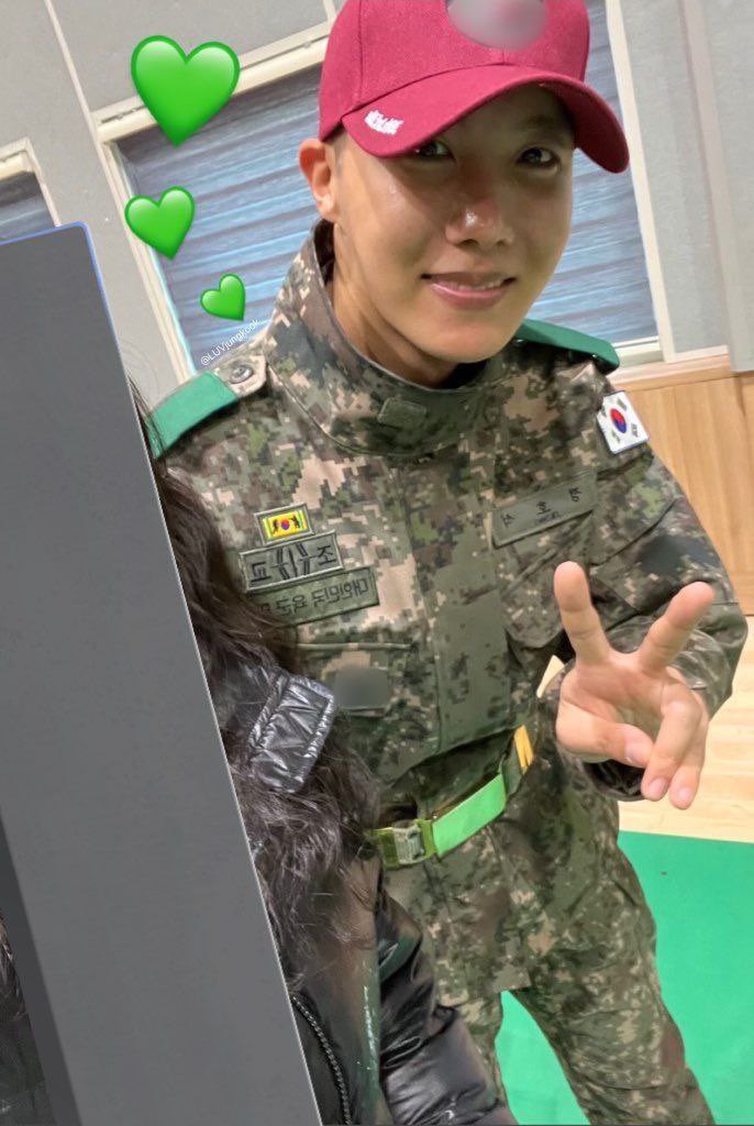 BTS__CL's tweet photo. [📌 | 29.11.23] Una ARMY logró hacer que #JHOPE  le firme un álbum "Hope Edition" durante la graduación de la reciente corte de aprendices que comienzan su servicio militar.

Jhope firmó el álbum y también se tomó fotos con la ARMY. https://t.co/3NlswiaVT4