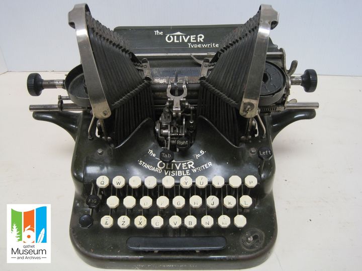 #artiFACT This Oliver No. 5 Standard Visible Writer was a model commonly found in offices. It was produced between 1907 and 1914.
ID: 1972.621.1462
#objectoftheweek #qathetmuseum #powellriver #qathetregion