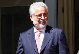 No se habló más de “Hermosilla”.
Por qué? Porque al parecer están involucrados peces grandes, Frei, Alessandri y muchos más
La tarea de quienes queremos acabar de verdad con la CORRUPCION, es NO OLVIDAR y no permitir que se imponga la IMPUNIDAD en el caso #HERMOSILLA