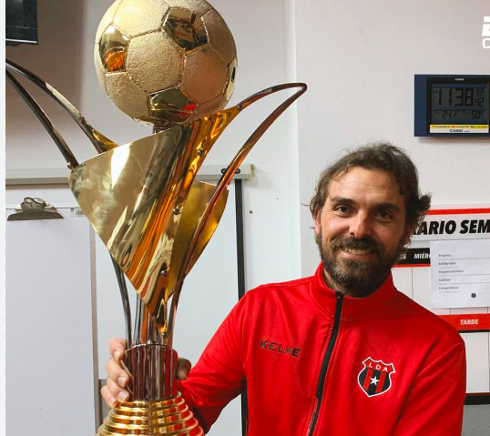 tdmascrc's tweet photo. Tanto que hablaron (hablamos) de Carevic y está a nada de convertirse en uno de los técnicos con más títulos en Alajuelense https://t.co/5hKaLCZ40H