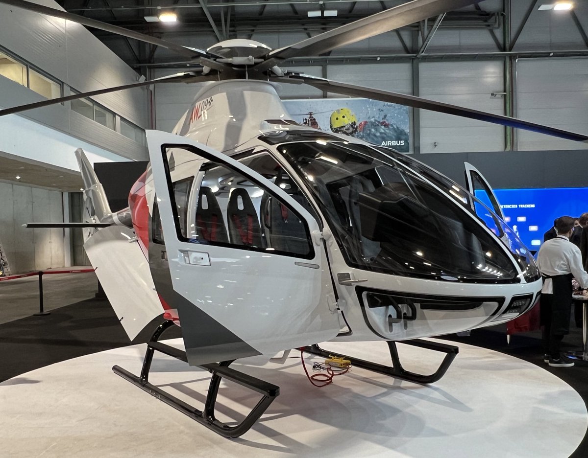 dani_lecu's tweet image. Hoy he podido ver los que no llegaron volando en @EuropeanRotors 
Me ha encantado el Leonardo AW09, y los pequeños Konner, además ha sido curioso ver un helicóptero plastificado como las maletas en LEMD
@ATAIRE_ORG