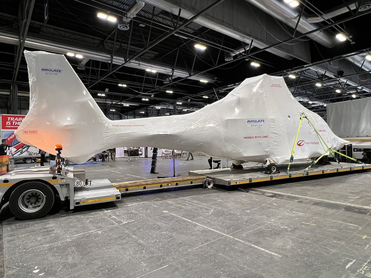 dani_lecu's tweet image. Hoy he podido ver los que no llegaron volando en @EuropeanRotors 
Me ha encantado el Leonardo AW09, y los pequeños Konner, además ha sido curioso ver un helicóptero plastificado como las maletas en LEMD
@ATAIRE_ORG