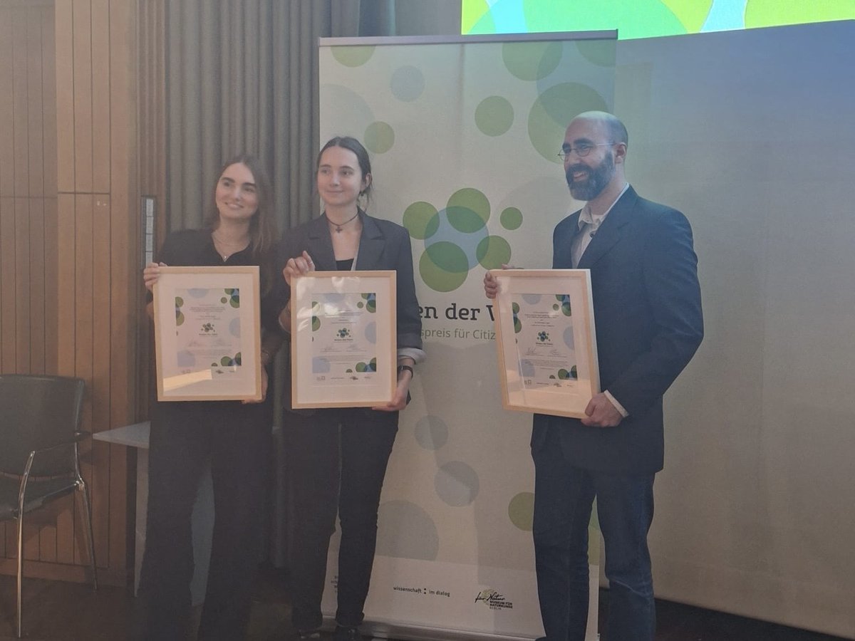 Wir feiern drei herausragende Wissenschaftler*innen für die exzellente Anwendung des #CitizenScience-Ansatzes! 🏆 Die #WissenDerVielen23 Preisträger*innen sind: 1. Platz @skyglowberlin | 2. Platz Julia Binder | 3. Platz Anna Natalie Meyer ✨ Mehr: buergerschaffenwissen.de/forschungsprei… #ForumCS