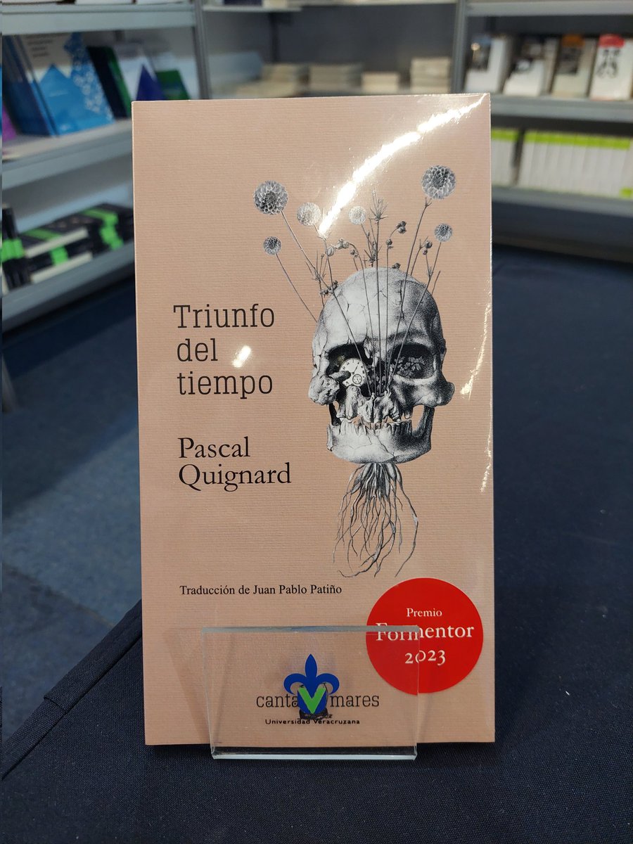 Llegó a nuestro stand en @FILGuadalajara la nueva coedición con @CantaMares. Se trata del libro Triunfo del tiempo, de Pascal Quignard, traducido por Juan Pablo Patiño. Se presentará el 30 de noviembre, a las 16:30 horas, en el stand 4. #EditorialUV #SomosLectores