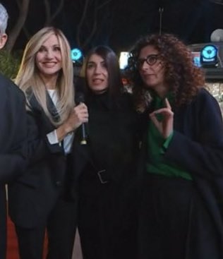 shondorhimes's tweet photo. lorella per la destra, teresa per la sinistra, giorgia per le lesbike https://t.co/dC19y4DkHS