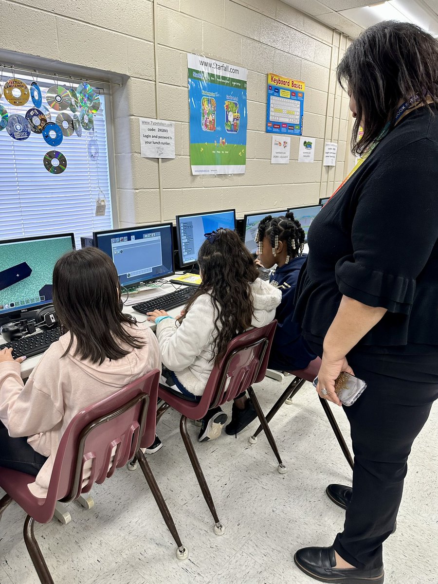 REDye2013's tweet photo. @belmontbears 5th graders are 💯% engaged in building their genetically altered animals and their habitats in @PlayCraftLearn! @CobbInTech https://t.co/2GV7IAseH0