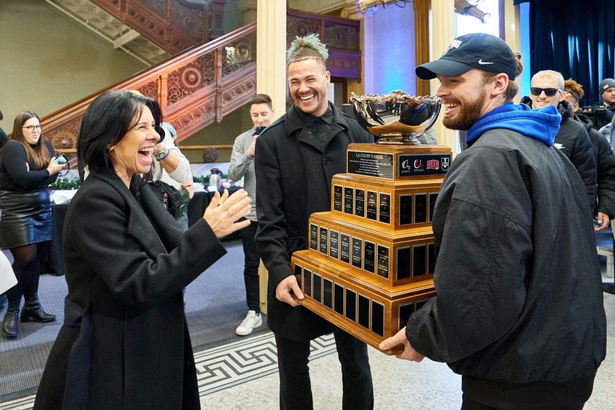 Val_Plante's tweet image. Montréal est fière des @Carabins, qui ont remporté la Coupe Vanier samedi! Bravo! 🔥🏆

Elle s’ajoute à la Coupe Grey, remportée par nos @MTLAlouettes. Montréal est une ville de football et une ville de champions!! ✨