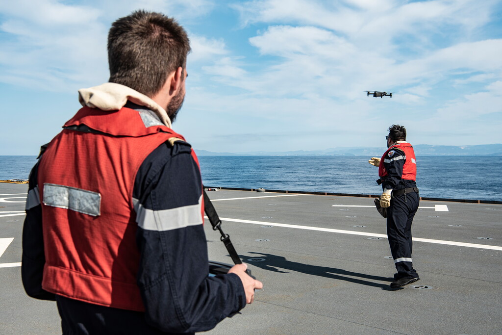 CEMM_FR's tweet photo. 1️⃣er jalon aujourd'hui du #Dronathlon lancé par la @MarineNationale avec le soutien de @TVT_Innovation : la rencontre avec les industriels.
➡️ objectif pour eux : proposer une solution drone permettant de reconnaître une zone côtière et d'établir la situation tactique au large. https://t.co/vLNbakZnJG