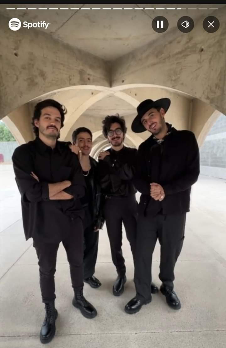 Spotify: “espera un momento, hay alguien en la otra línea”.

Mis amigos más personales: