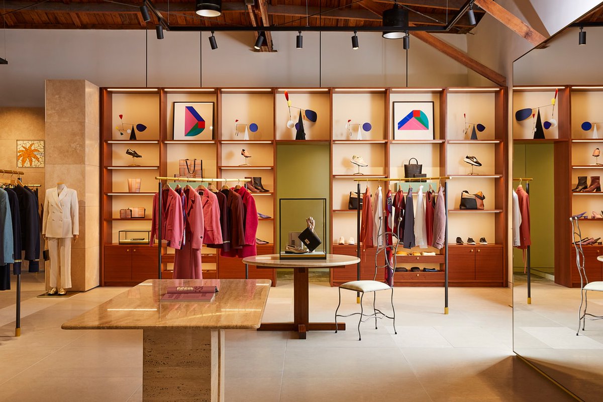 cppluxury's tweet image. Paul Smith opens newly renovated store in Los Angeles at Melrose Place

cpp-luxury.com/paul-smith-ope… 

#PaulSmith #MelrosePlace #LosAngeles #renovation #reopening #luxuryfashion #luxury #fashion #luxuryretail #luxuryboutique @PaulSmithDesign