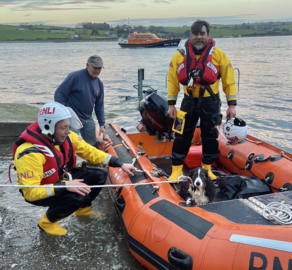 Volunteers @CourtmacRNLI came to the rescue of Sheepdog Bonnie who became stranded on a sandbank earlier today. She was almost washed out into the - DOG RUFF SEA. Love a happy TAIL. @VirginMediaNews @Niamh_St