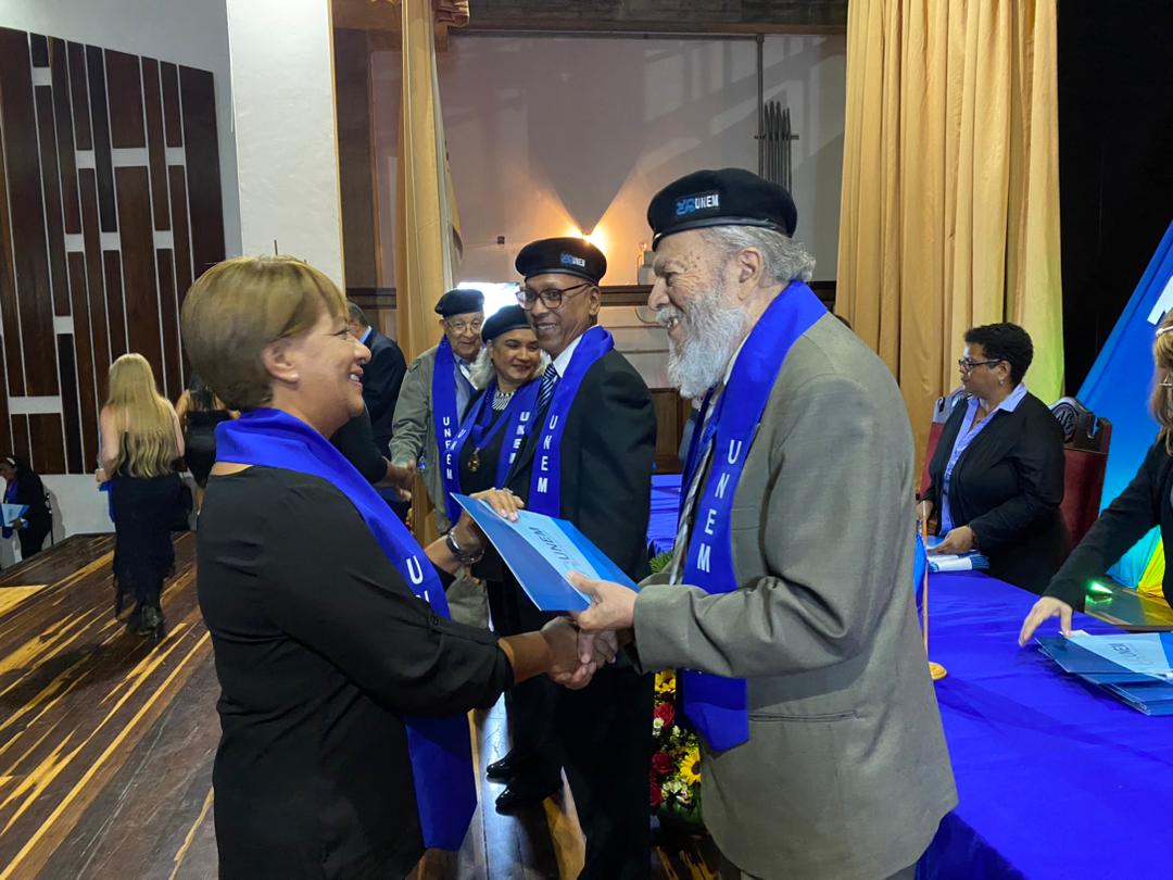 SomosUnem's tweet photo. #Ahora 📢|| Desde los espacios del auditorio de la Casa de las Primeras Letras Andrés Bello, 108 graduandas y graduandos reciben sus títulos que los acreditan como profesionales en las diferentes áreas académicas de la #UNEM

#SoyTeamEsequibo
@NicolasMaduro
@_LaAvanzadora https://t.co/V8fzcfTHY8