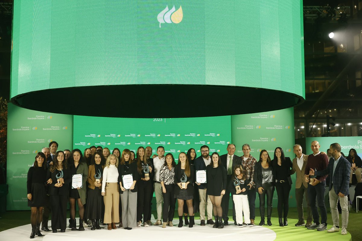 iberdrola's tweet photo. 👏🏼 Día de sueños que se convierten en 𝒓𝒆𝒂𝒍𝒊𝒅𝒂𝒅𝒆𝒔.

🏆 Hoy hemos entregado nuestros #PremiosSupera, el reconocimiento a proyectos que impulsan la igualdad en el deporte español 🇪🇸

💪 Sigamos apoyando el esfuerzo de las futuras estrELLAS, por un futuro mejor para todos. https://t.co/SxJgHotfnW