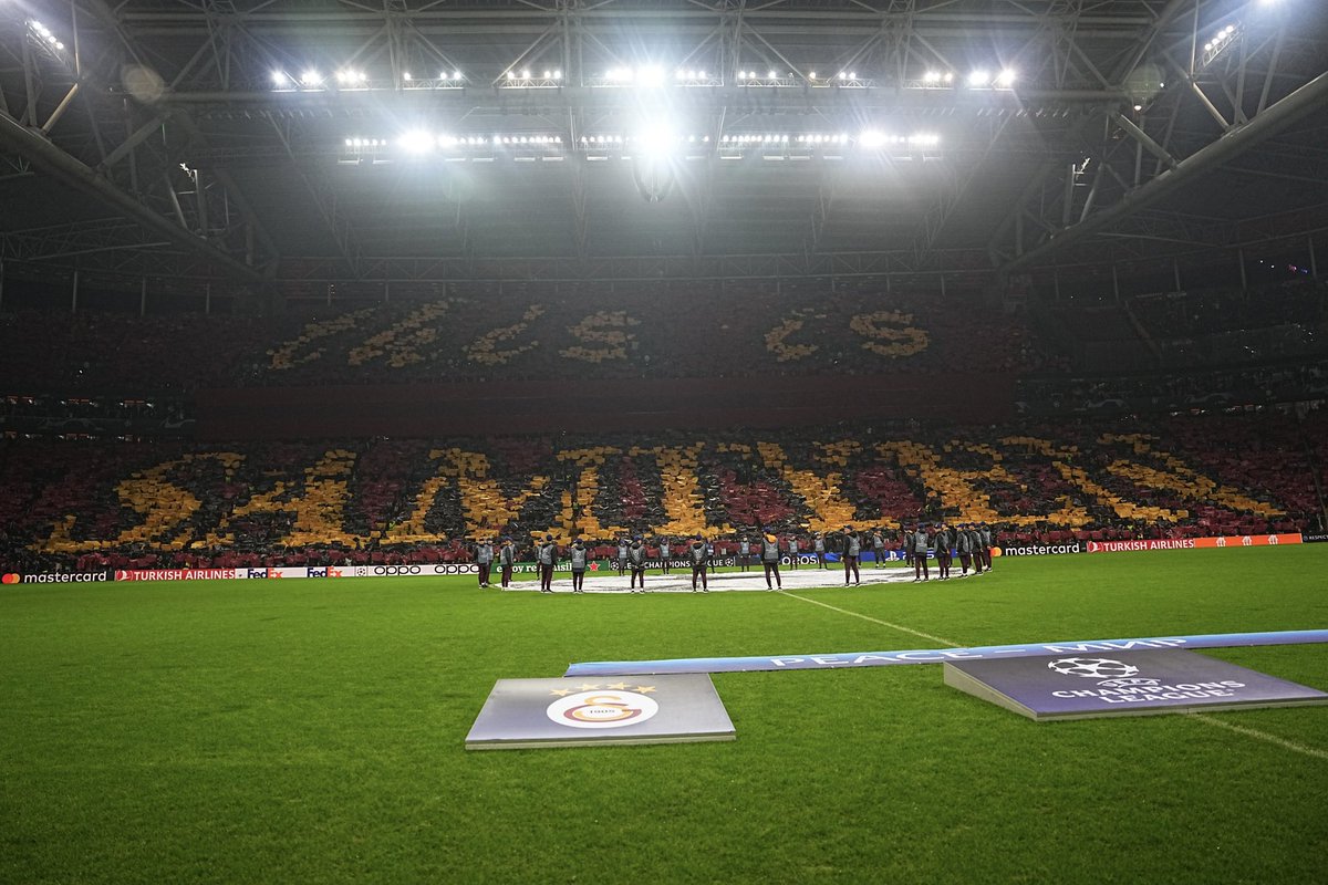 GalatasaraySK's tweet photo. Muhteşem Galatasaray taraftarı! 🦁🙌

#GSvMUN #UCL https://t.co/mdzdExVWQC