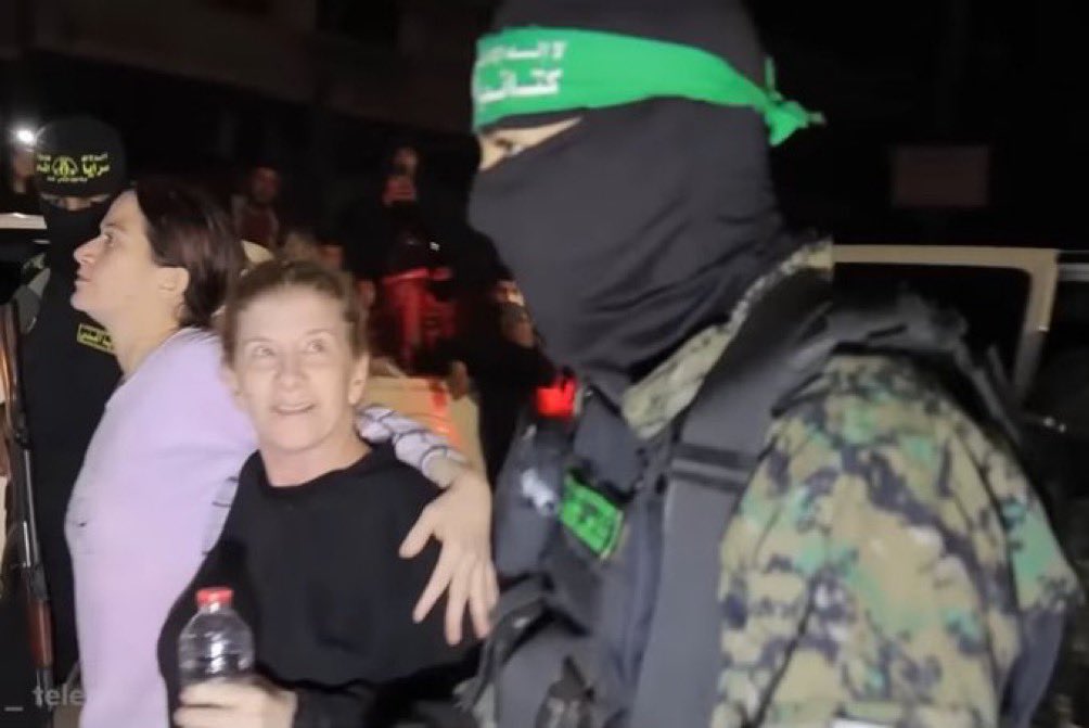 Siz, hiç bir İsrail askerine "şu şekilde" hayran hayran bakan, bir Filistinli gördünüz mü????

Göremezsiniz!!!

İzzet ve şeref Müslümanlarındır.
#FreePalestine