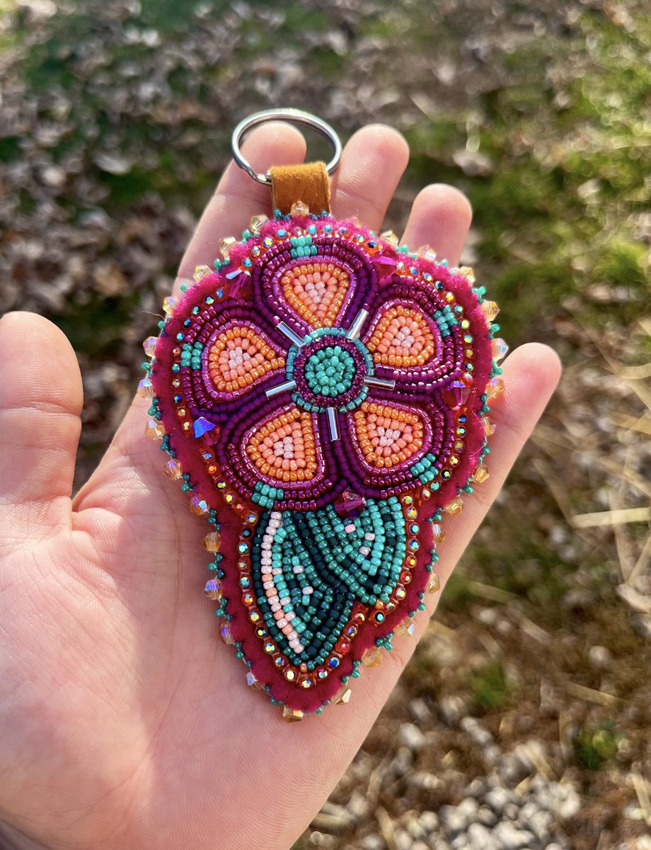 had to take a photo in the sun, my first flower, a gift for my momma. i’ve been dreaming of beading flowers.