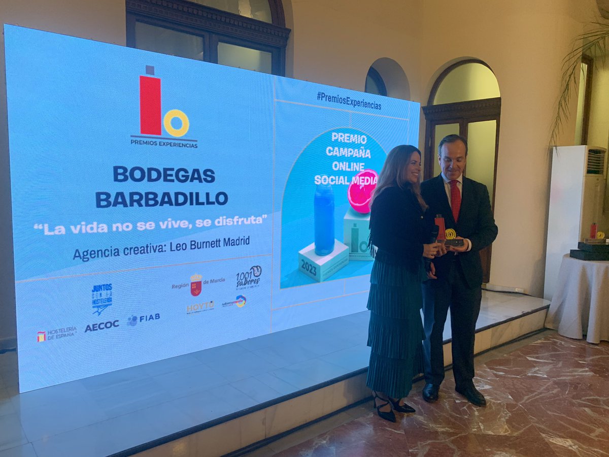 📍Premio Campaña Online - Social Media - 'La vida no se vive, se disfruta' de @barbadillo 🗣️ Entrega el premio Mauricio García Quevedo, Director General de @esFIAB 🎖️Recoge el premio Esther Gutiérrez, directora de Marketing y Comunicación de @barbadillo