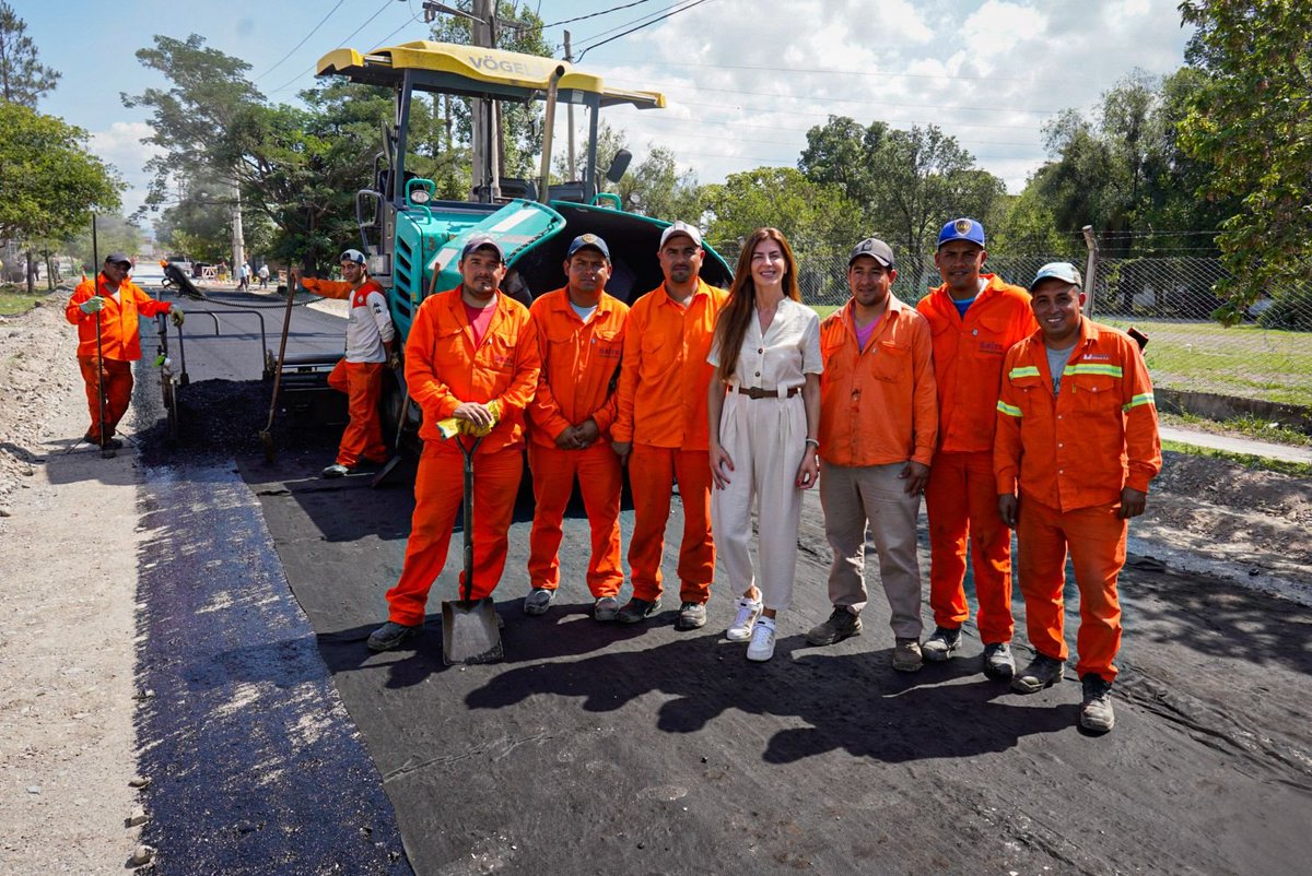 PrensaBettina's tweet photo. La intendenta, Bettina Romero, recorrió el avance de las obras de pavimentación que la Municipalidad ejecuta sobre la avenida Saavedra, en la cabecera sur del nuevo puente sobre el río Arenales. Son 8 mil m² de nuevo hormigón que mejoran la calidad de vida de cientos de familias. https://t.co/7kHRKaSv7R
