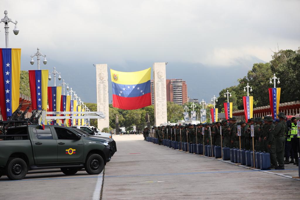 hljohan's tweet photo. Con más de 356 mil Efectivos Militares y Organismos de Seguridad desplegados en el territorio nacional, el MPPD GJ @vladimirpadrino y GJ @dhernandezlarez Cmdte. @CEOFANBVE, dan inicio a la Operación República "Referéndum Consultivo 2023" https://t.co/1vRddWB1L8