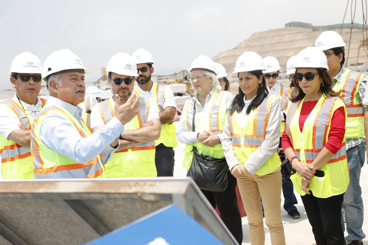 MINCETUR's tweet photo. De Chancay a Shanghai 🛳️📦
La viceministra de Comercio Exterior, Teresa Mera, realizó una visita al Terminal Portuario Multipropósito de #Chancay, junto al embajador de #China en el #Perú, Song Yang, y el presidente de @ADEX_Peru, con el objetivo de supervisar los avances de esta obra que se convertirá en un hub regional.🏗️💪