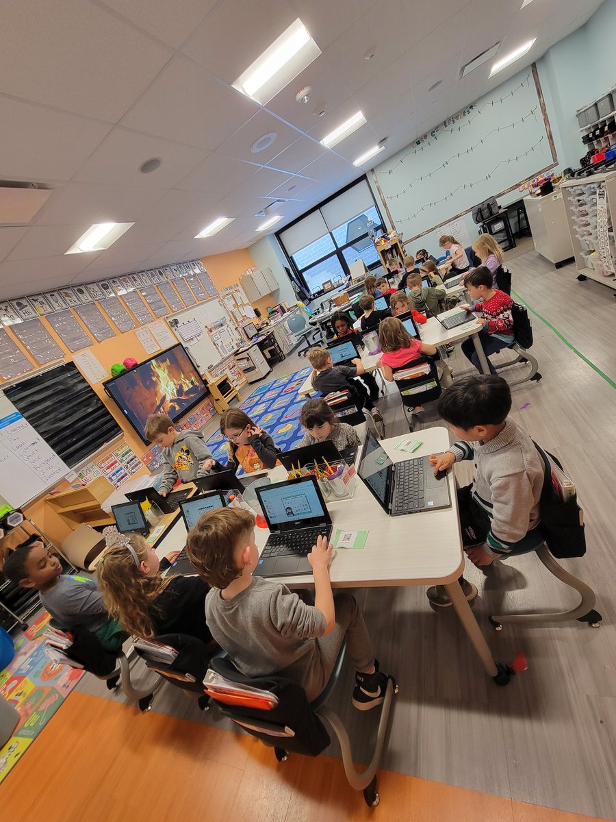 BBHHSMedia's tweet photo. Kindergrateners working on touch pad mouse skills while making patterns. 4th graders learning about the online encyclopedias..... and having to hear about back in the old days. https://t.co/BB9X7DwXo0
