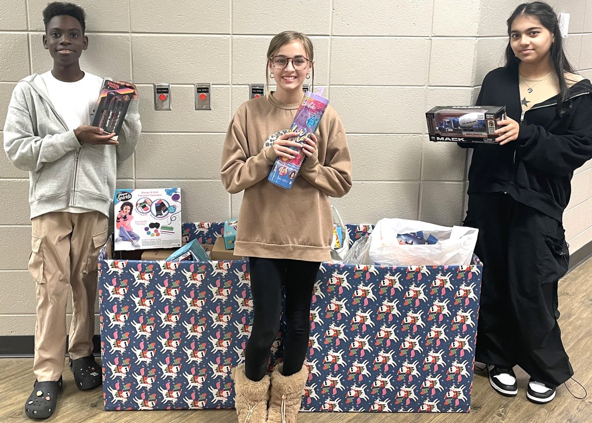 CCSD students learn the value of service year-round through charitable projects and volunteering, especially during the holiday season. In this #CCSDGives post, learn about Woodstock Middle School's Toy Drive for MUST Ministries and canned food drive: cherokeek12.net/post-detail/~b…