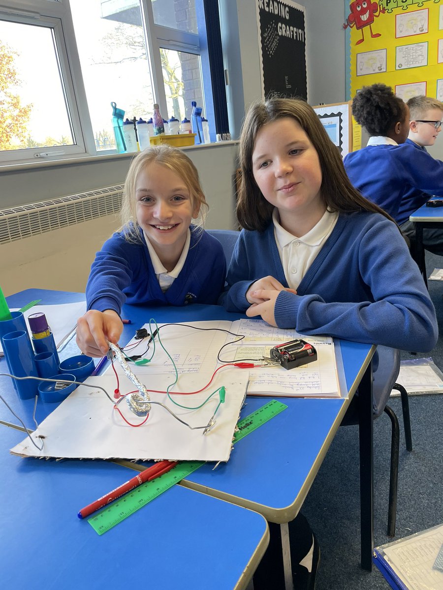 StJohns_Eagle's tweet photo. 6RM turned the classroom into an electrifying carnival! ⚡️🎪 Their buzzer game with a twist - thanks to a conductor - deserves a standing ovation! 🙌 How could I choose just two scientists of the week? They all deserve it this week! #electricexplorers https://t.co/Gg1C91Xk3N